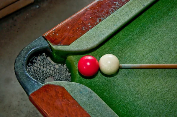 Las dos bolas en la mesa de billar —  Fotos de Stock