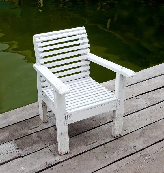 Ahşap zemin üzerinde beyaz ahşap sandalye — Stok fotoğraf