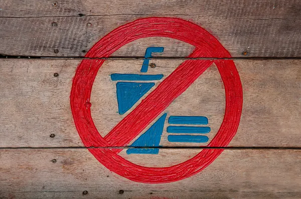 Das Zeichen für kein Essen und kein Getränk auf Holz-Hintergrund — Stockfoto