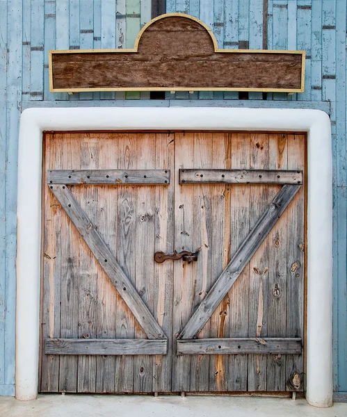 Stare drewniane drzwi w gospodarstwie — Zdjęcie stockowe