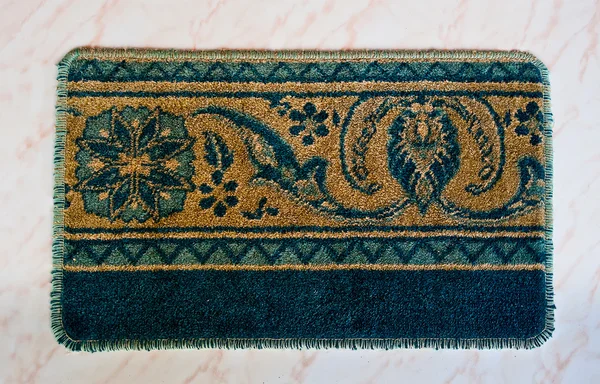 Doormat на мармуровому фоні підлоги — стокове фото