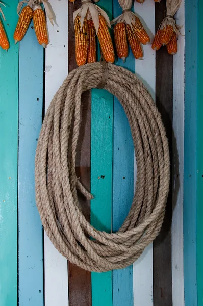 Das Seil an der Holzwand — Stockfoto