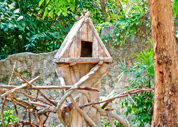 A madeira da casa de pássaros na árvore — Fotografia de Stock