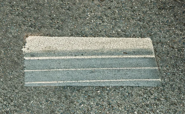 A pista de pneu de fórmula um carro no chão de concreto — Fotografia de Stock