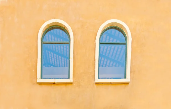 Het vintage venster op muur achtergrond — Stockfoto