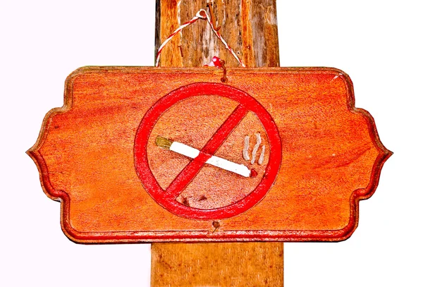 A placa de madeira do cigarro da não fumaça isolado no fundo branco — Fotografia de Stock