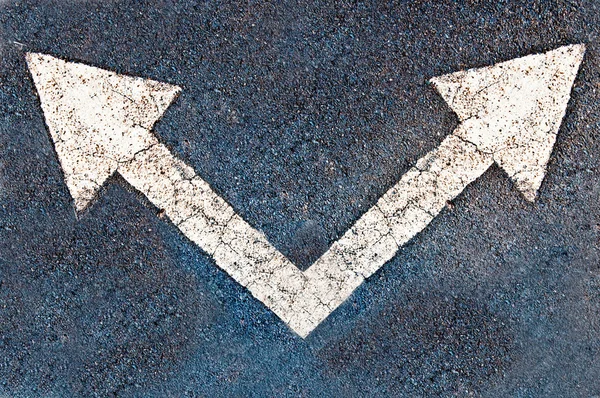 La flecha blanca en el fondo de la carretera — Foto de Stock