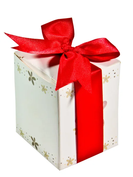 La confezione regalo con nastro rosso isolato su sfondo bianco — Foto Stock