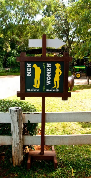 El puesto de guía para el baño para hombres y mujeres — Foto de Stock