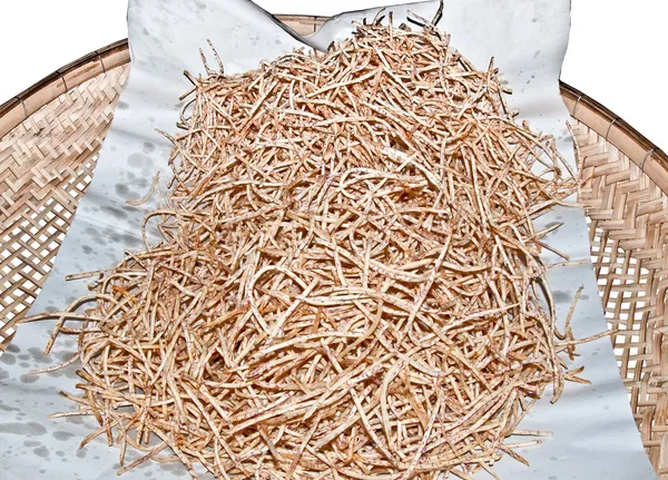 O taro frito na bandeja de bambu isolado no fundo branco — Fotografia de Stock