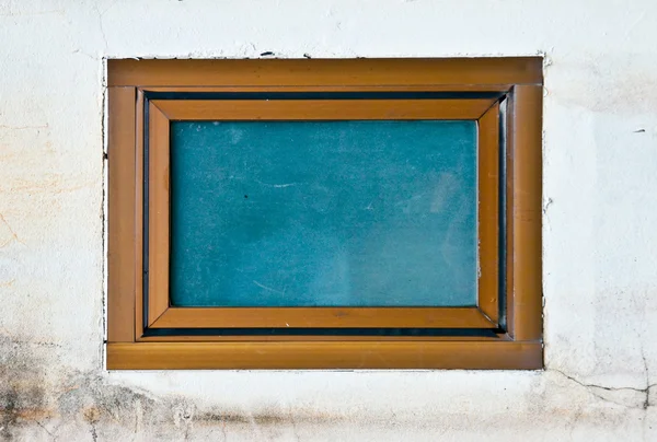 La ventana Vieja de cristal sobre el fondo de pared viejo —  Fotos de Stock