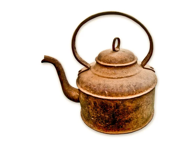 Старый ржавый чайник изолирован на белом фоне — стоковое фото