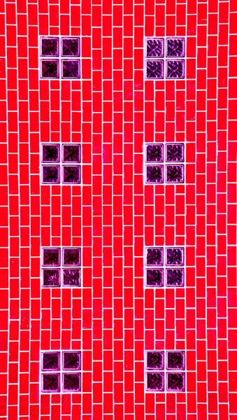 La brique de verre sur le mur de briques rouges — Photo