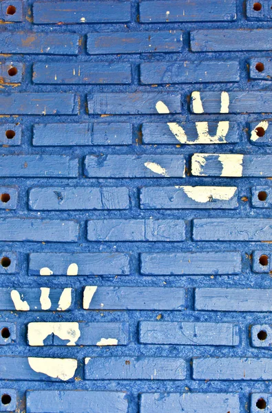 L'impression de main blanche sur fond de mur bleu texture — Photo