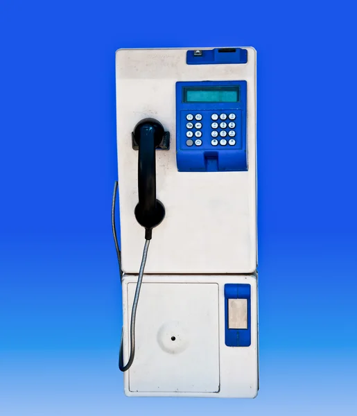 Публічний телефон ізольований на синьому фоні — стокове фото