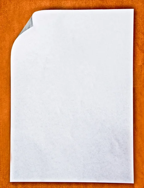 Das weiße Papier auf braunem Hintergrund — Stockfoto
