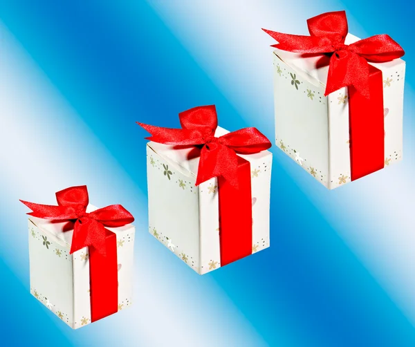 Üzerinde mavi arka plan izole kırmızı kurdele ile hediye kutusu — Stok fotoğraf