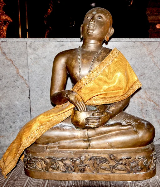 Le statut de Bouddha à wat phra thart doisuthep, province de Chiengmai — Photo