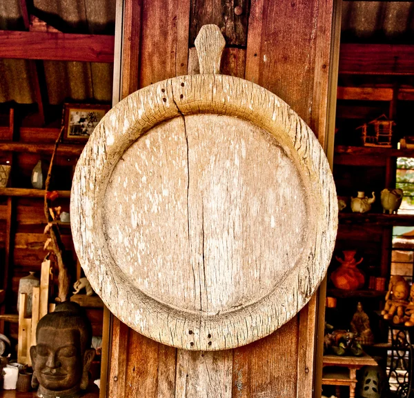 De oude houten cirkelframe op houten paal achtergrond — Stockfoto