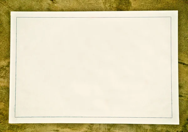 Чистая белая бумага на фоне стен — стоковое фото