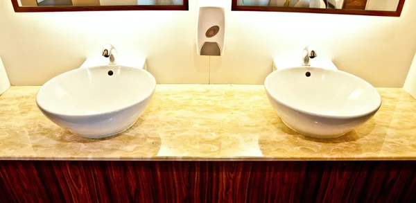 O Moderno da bacia de lavagem em banheiro — Fotografia de Stock