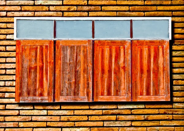 La ventana Vieja sobre el fondo de pared de ladrillo — Foto de Stock