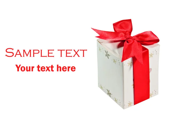 La caja de regalo con cinta roja aislada sobre fondo blanco — Foto de Stock