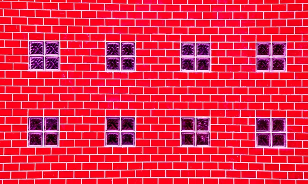Pustaków szklanych na czerwony mur z cegły — Zdjęcie stockowe