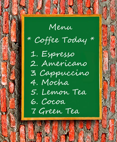 Zelená tabule nabídky kávy na cihlovou zeď pozadí — Stock fotografie