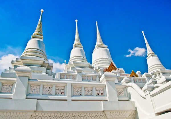 Mavi gökyüzü arka plan üzerinde beyaz pagoda — Stok fotoğraf