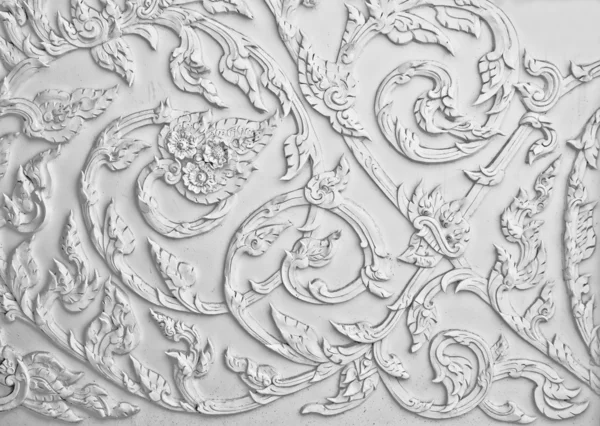 Projekt biały stiuk rodzimych tajskim stylu na ścianie — Zdjęcie stockowe