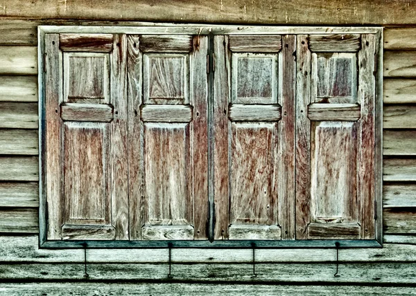 Stare okna domu — Zdjęcie stockowe