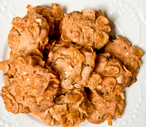 白い皿に穀物のブラウン クッキー — ストック写真