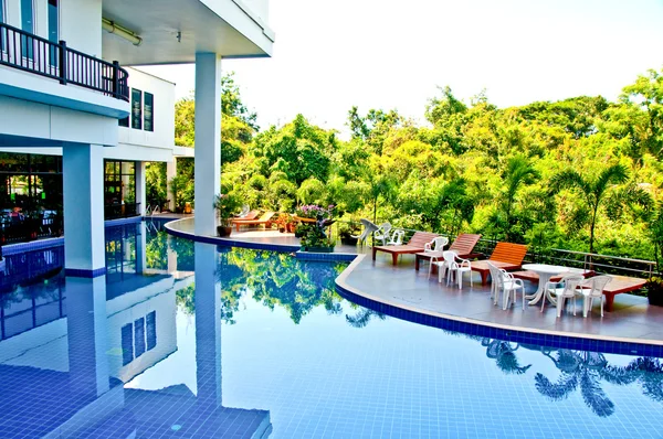 La terraza de la piscina del hotel — Foto de Stock