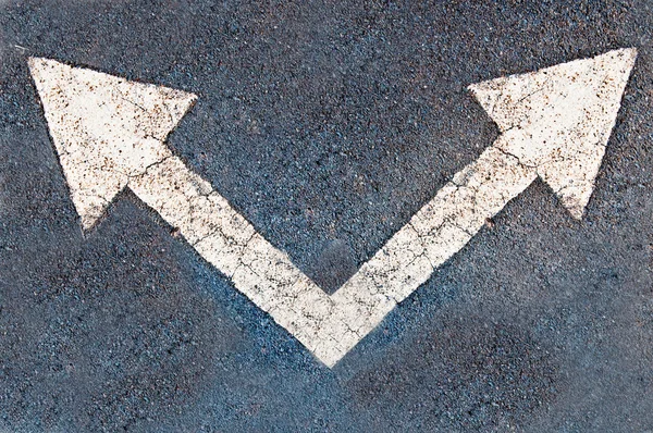 La freccia bianca sullo sfondo della strada — Foto Stock