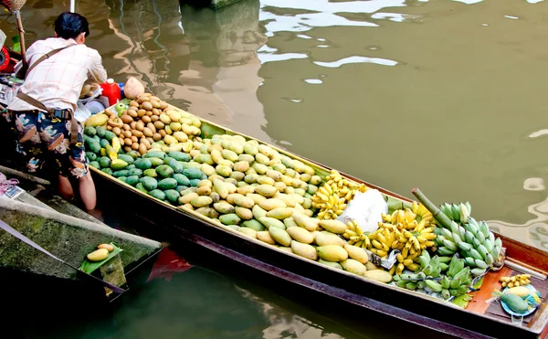 Das hölzerne Boot mit Früchten — Stockfoto
