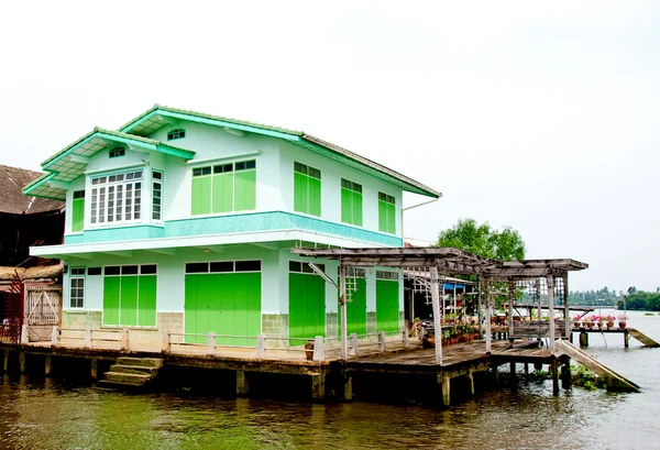 La bella casa lungo il fiume — Foto Stock