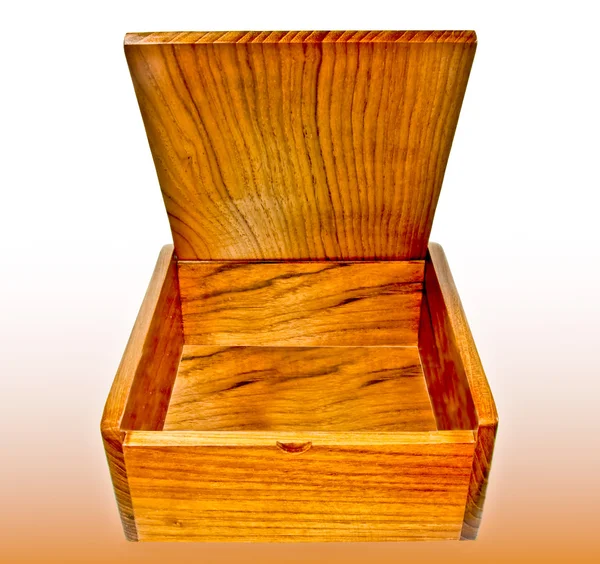 De open houten kist geïsoleerd op witte achtergrond — Stockfoto