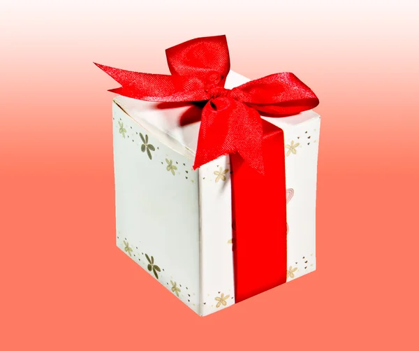 Pembe izole kırmızı kurdele ile hediye kutusu — Stok fotoğraf