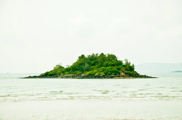 Маленький остров на море — стоковое фото