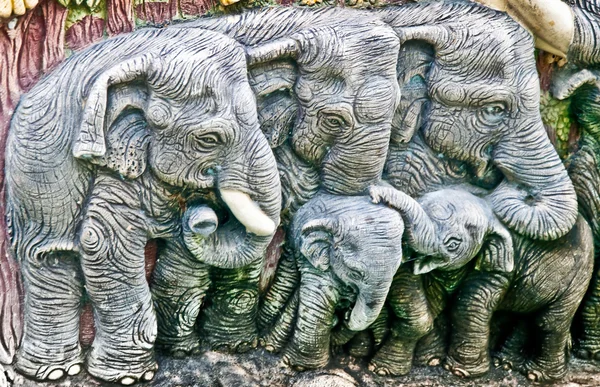 Skulpturen av cement elefant familj — Stockfoto