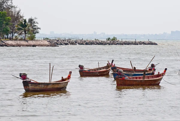 De longtail boten van visser aan de zee — Stockfoto