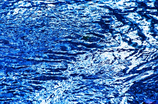 纹理的蓝色波纹水 — 图库照片