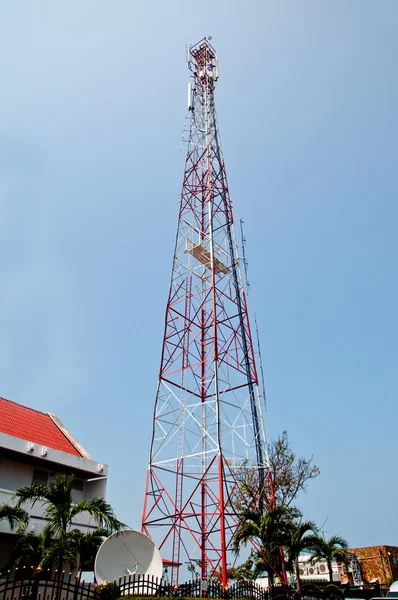 Der Telekommunikationsturm mit Satellitenschüssel — Stockfoto