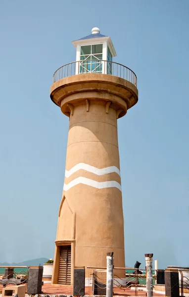 Der Leuchtturm vor blauem Himmel — Stockfoto