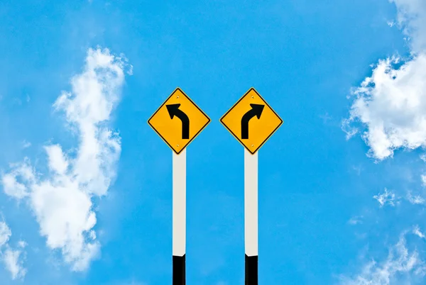 Znak kierunku w lewo i skręcić w prawo na białym tle na ba niebieski — Zdjęcie stockowe