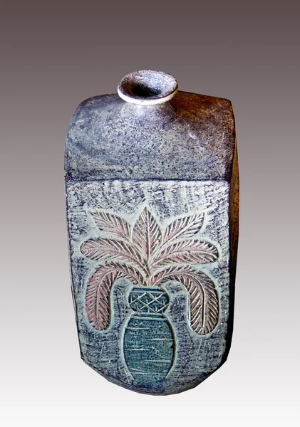 Стародавня ваза ізольована на білому тлі — стокове фото