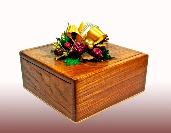 Подарочная деревянная коробка на белом фоне — стоковое фото
