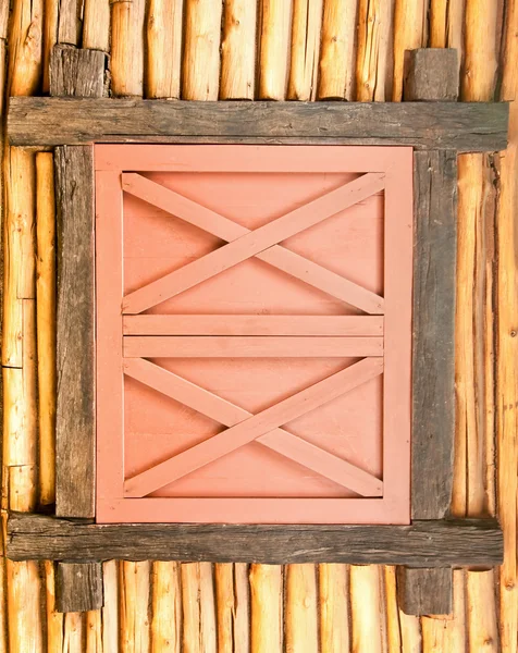 La vieja ventana de madera sobre fondo de madera —  Fotos de Stock