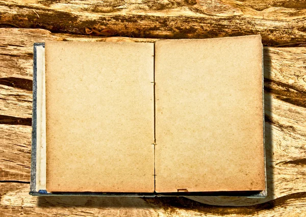 El libro en blanco Vintage aislado sobre fondo de madera — Foto de Stock